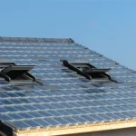 Panneaux solaires pour bâtiment industriel : guide complet d’installation et rentabilité