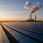 Comment concilier panneaux solaires et toiture végétalisée sur un bâtiment industriel : contraintes techniques et bonnes pratiques en 2026